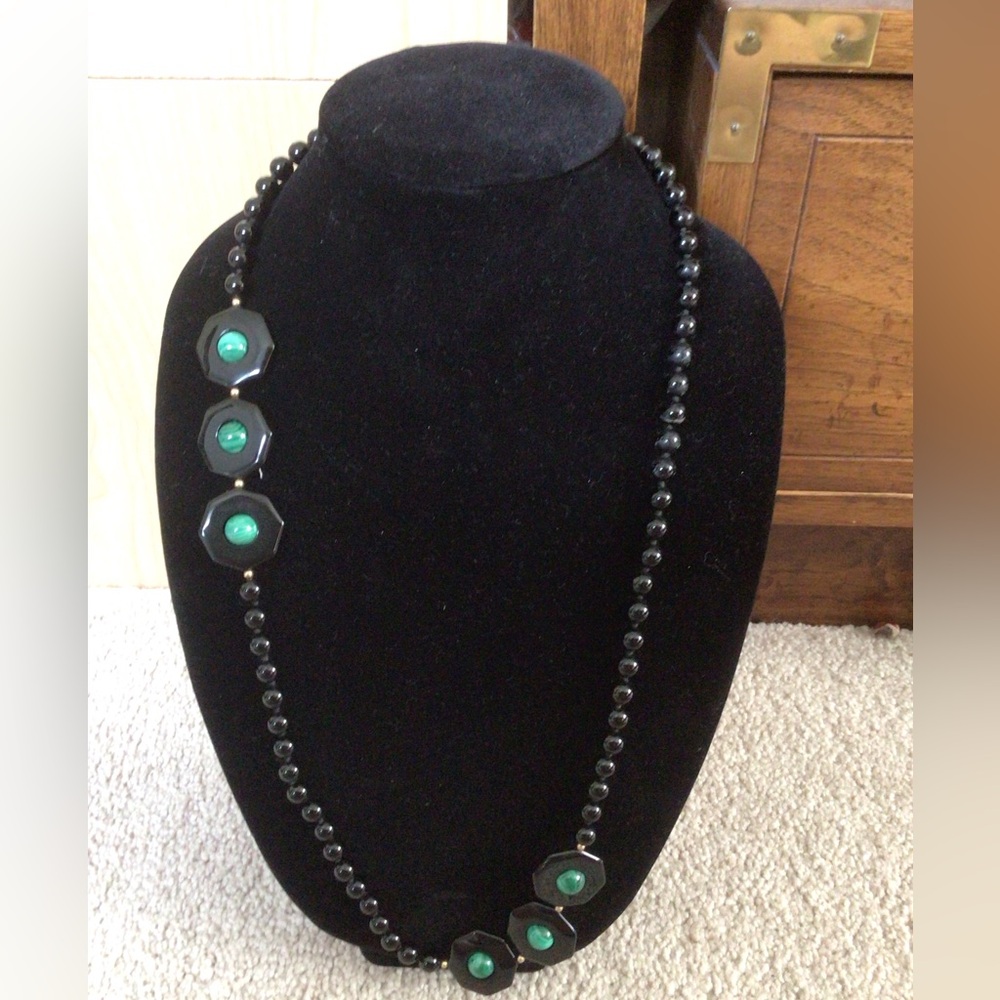 VINTAGE DECO MALACHITE AND ONYX NECKLACE - Picture 6 of 12
